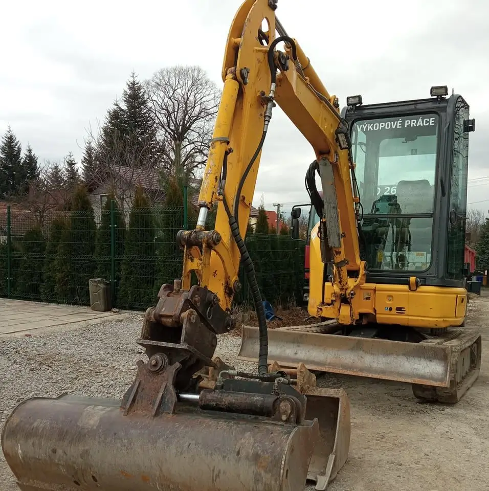 Minibager Komatsu pri výkopových prácach